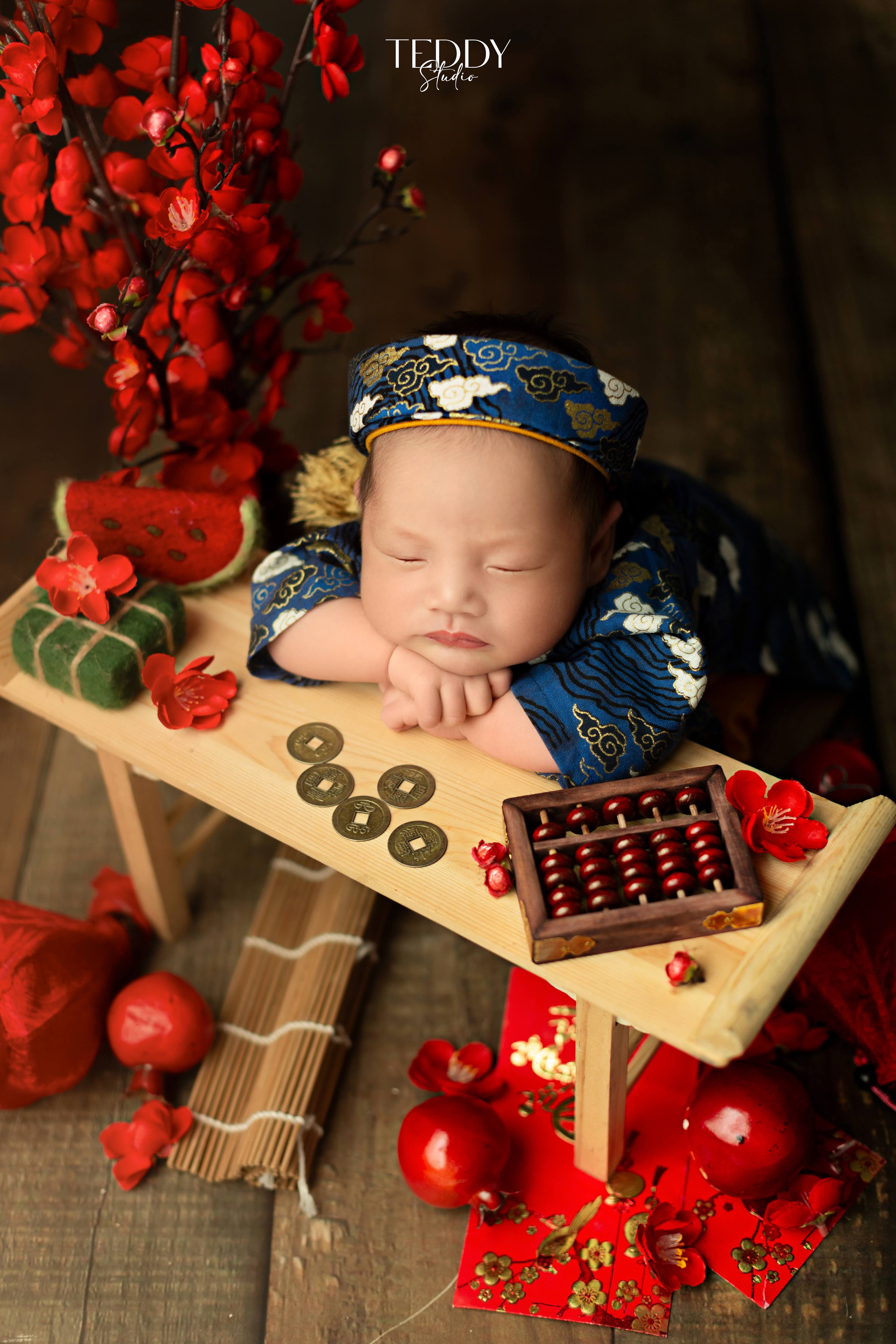Chụp ảnh bé gái áo dài trắng sen Tiểu Thư tại Teddy Studio Hạ Long