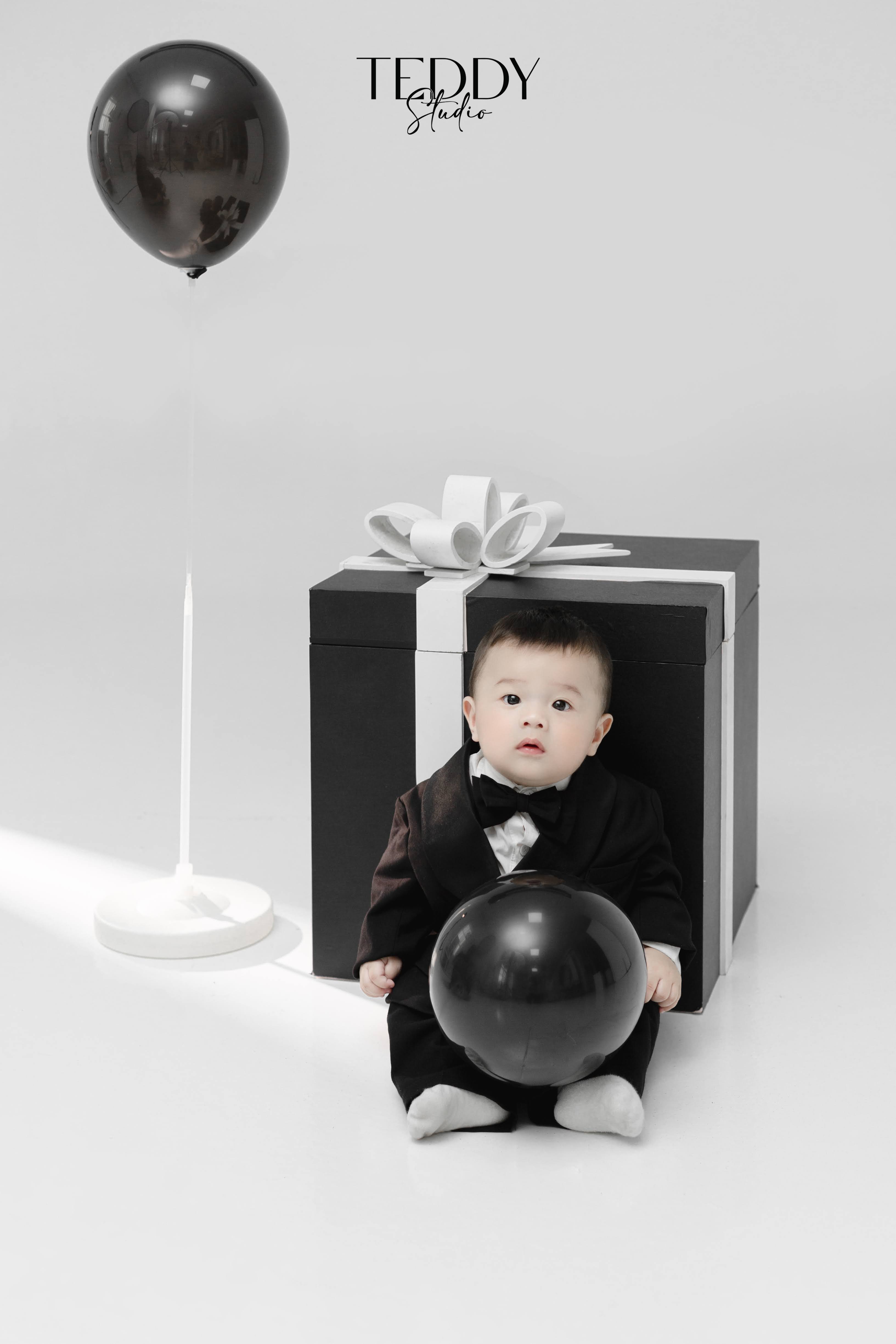 Chụp ảnh bé gái bóng bay đỏ túi xách phong cách tại Teddy Studio