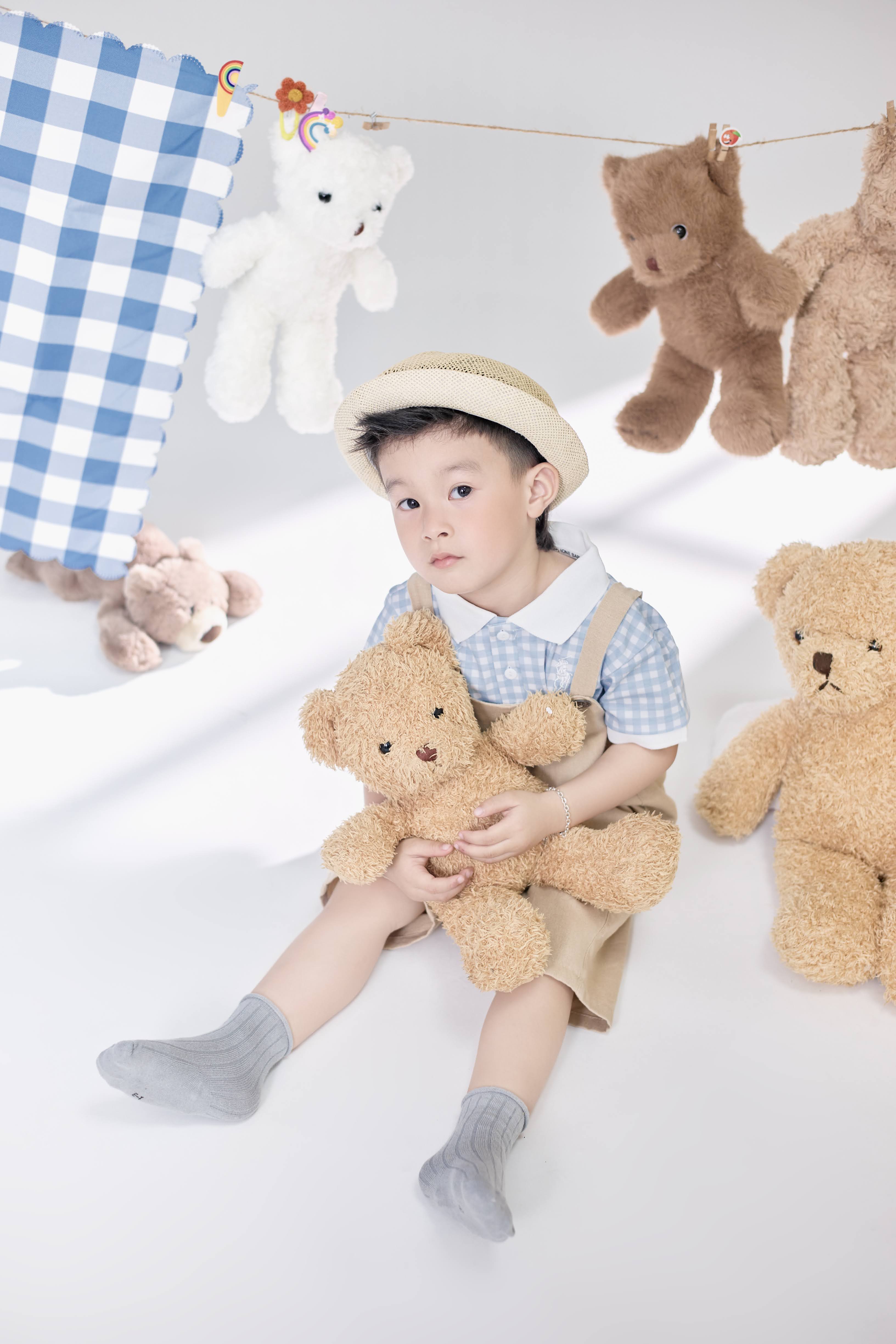 Chụp ảnh bé gái ngắm cá vàng cá cảnh nghệ thuật tại Teddy Studio
