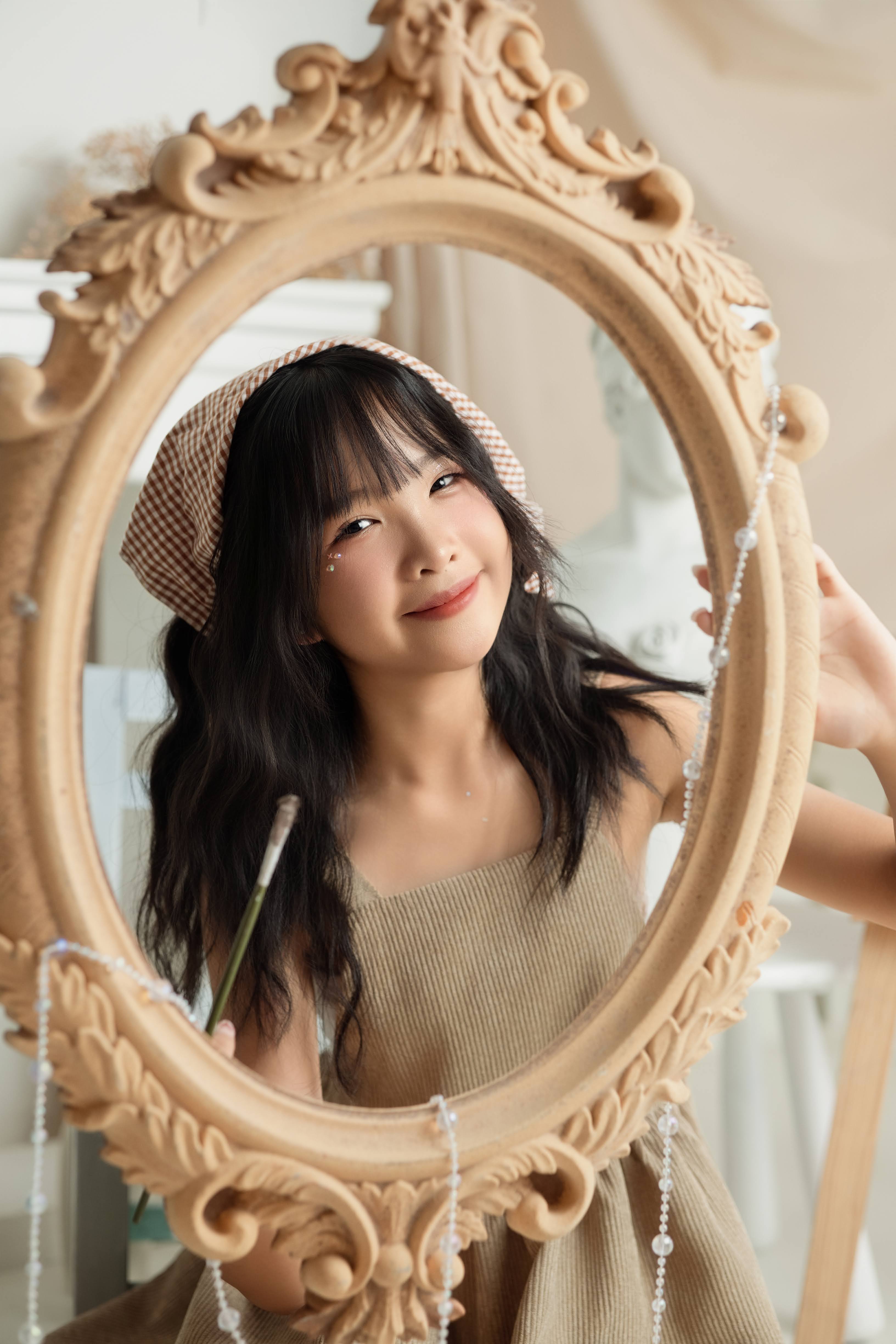 Chụp ảnh bé gái Noel khăn đỏ tuyết rơi dễ thương tại Teddy Studio