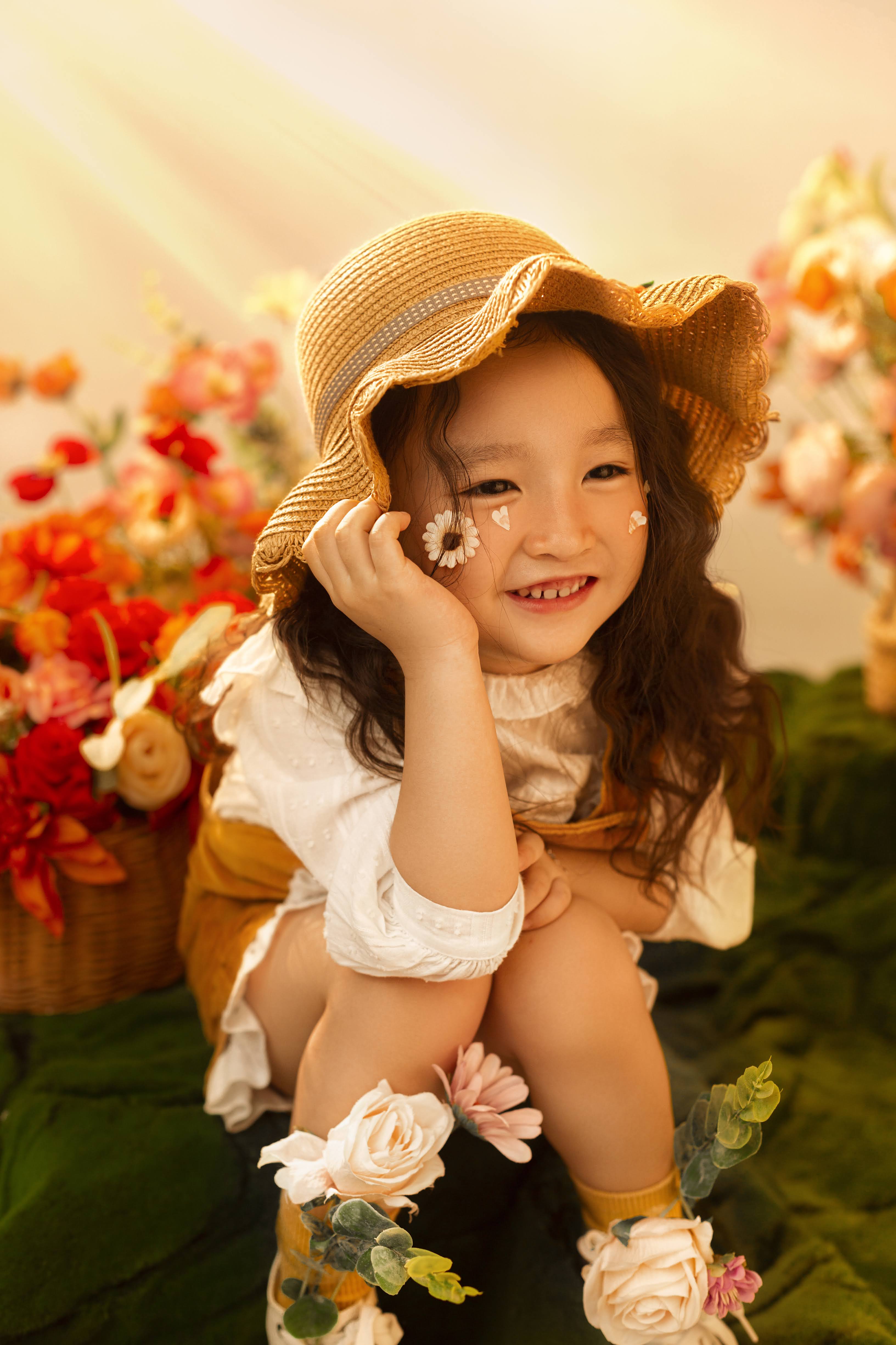 Chụp ảnh bé gái vườn hoa nón cói sticker hoa dễ thương tại Teddy Studio