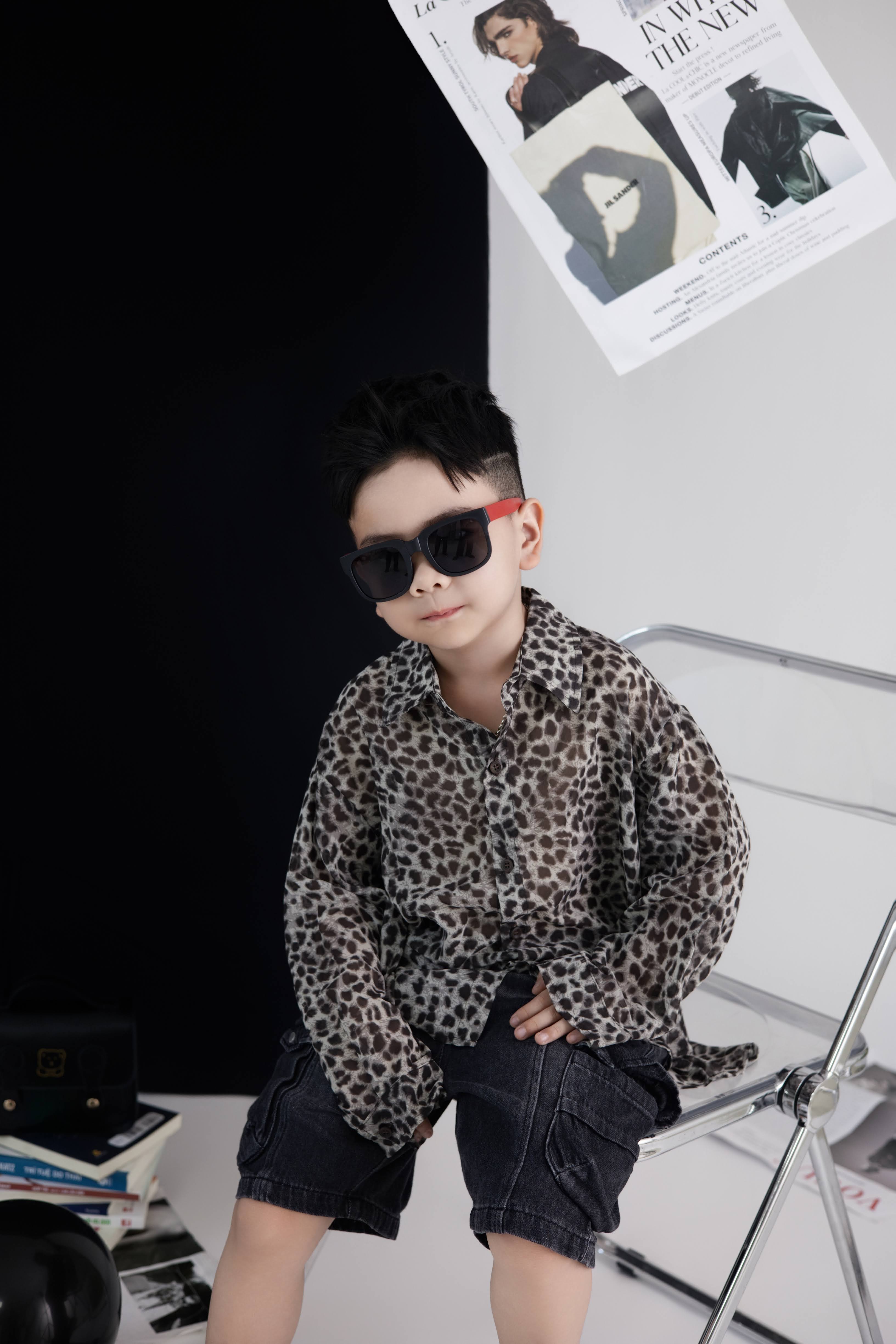 Chụp ảnh bé trai gấu teddy áo xanh caro mũ cói dễ thương tại Teddy Studio