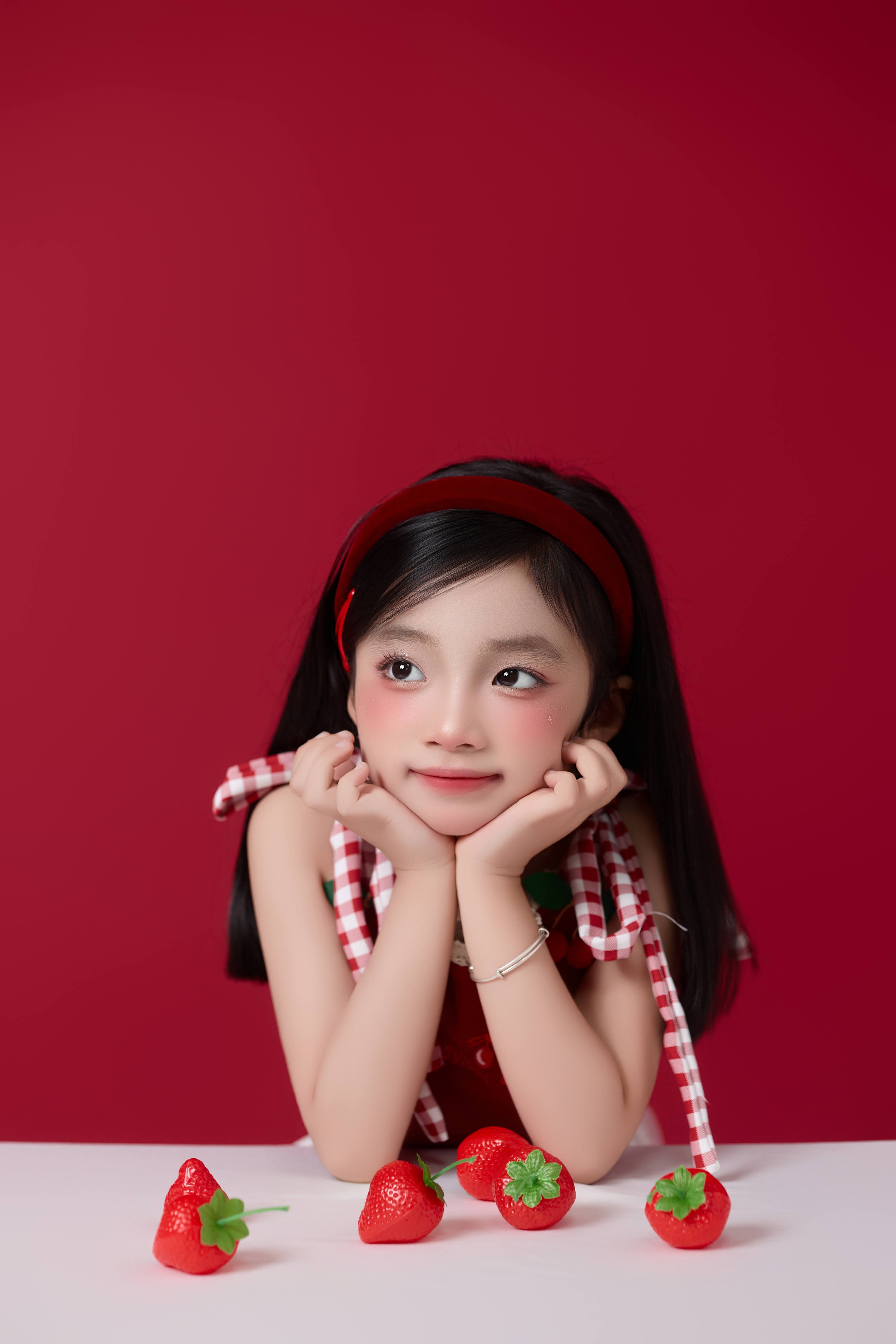 Chụp ảnh bé trai sinh nhật Happy Birthday yếm xanh dương cá tính tại Teddy Studio