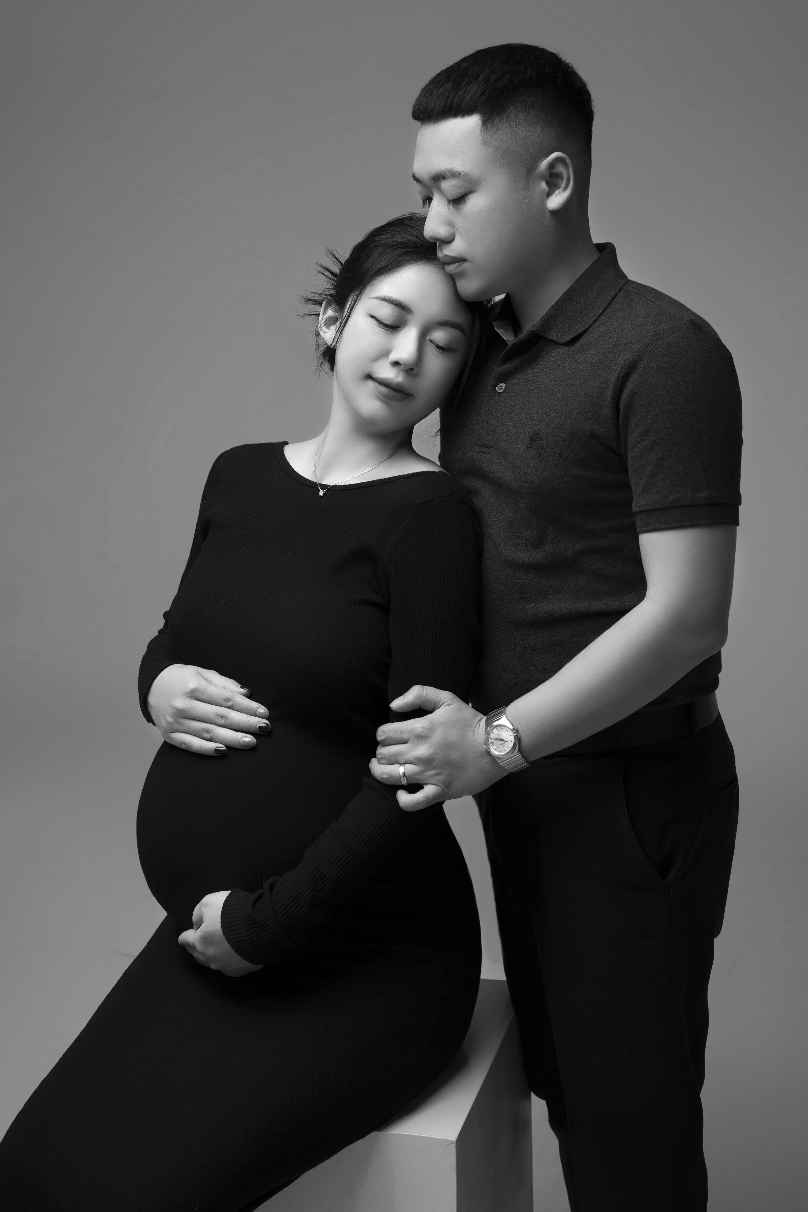 Chụp ảnh bầu couple đen trắng lãng mạn tại Teddy Studio
