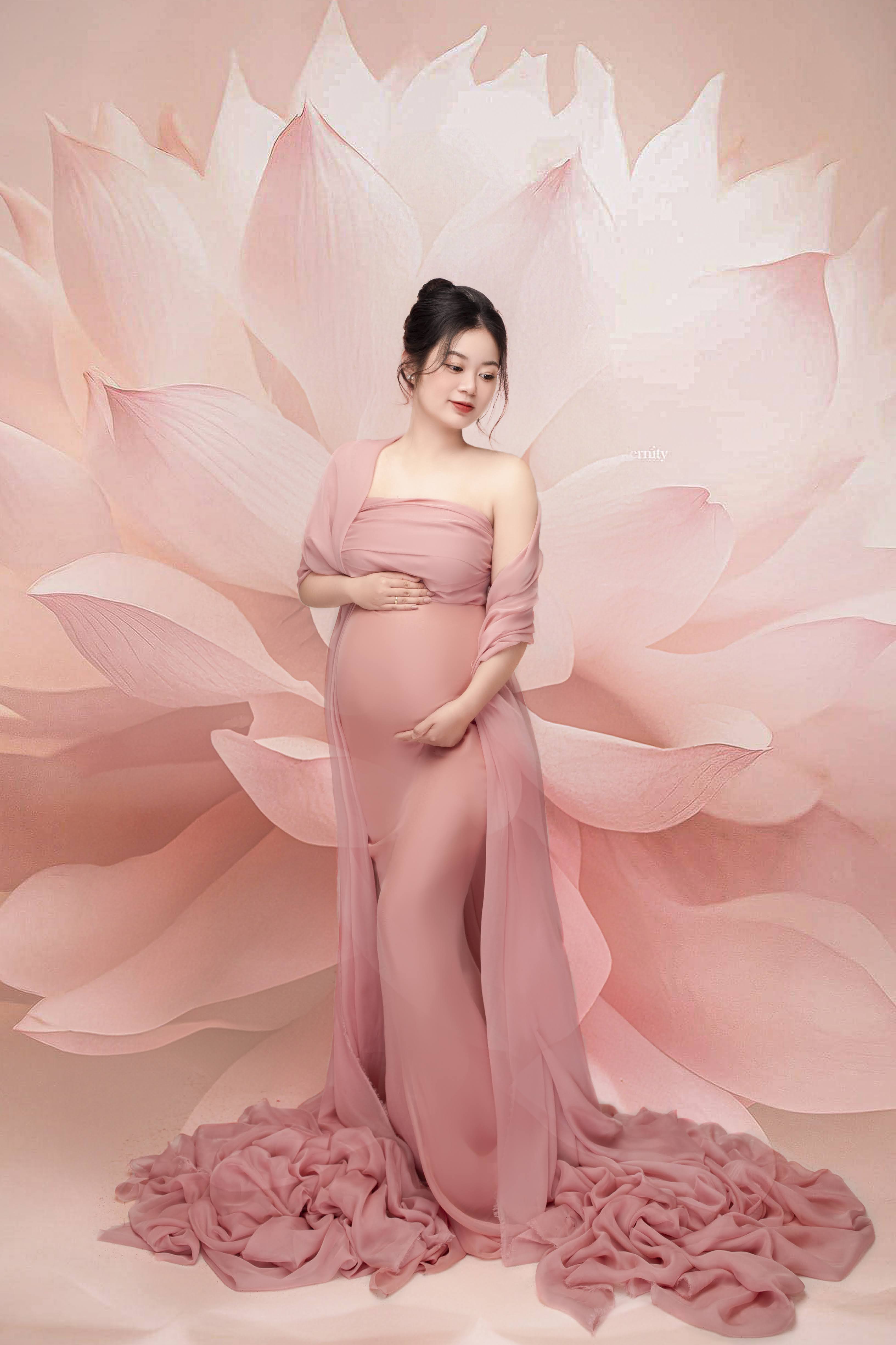 Chụp ảnh bầu váy hồng hoa sen tại Teddy Studio Hạ Long