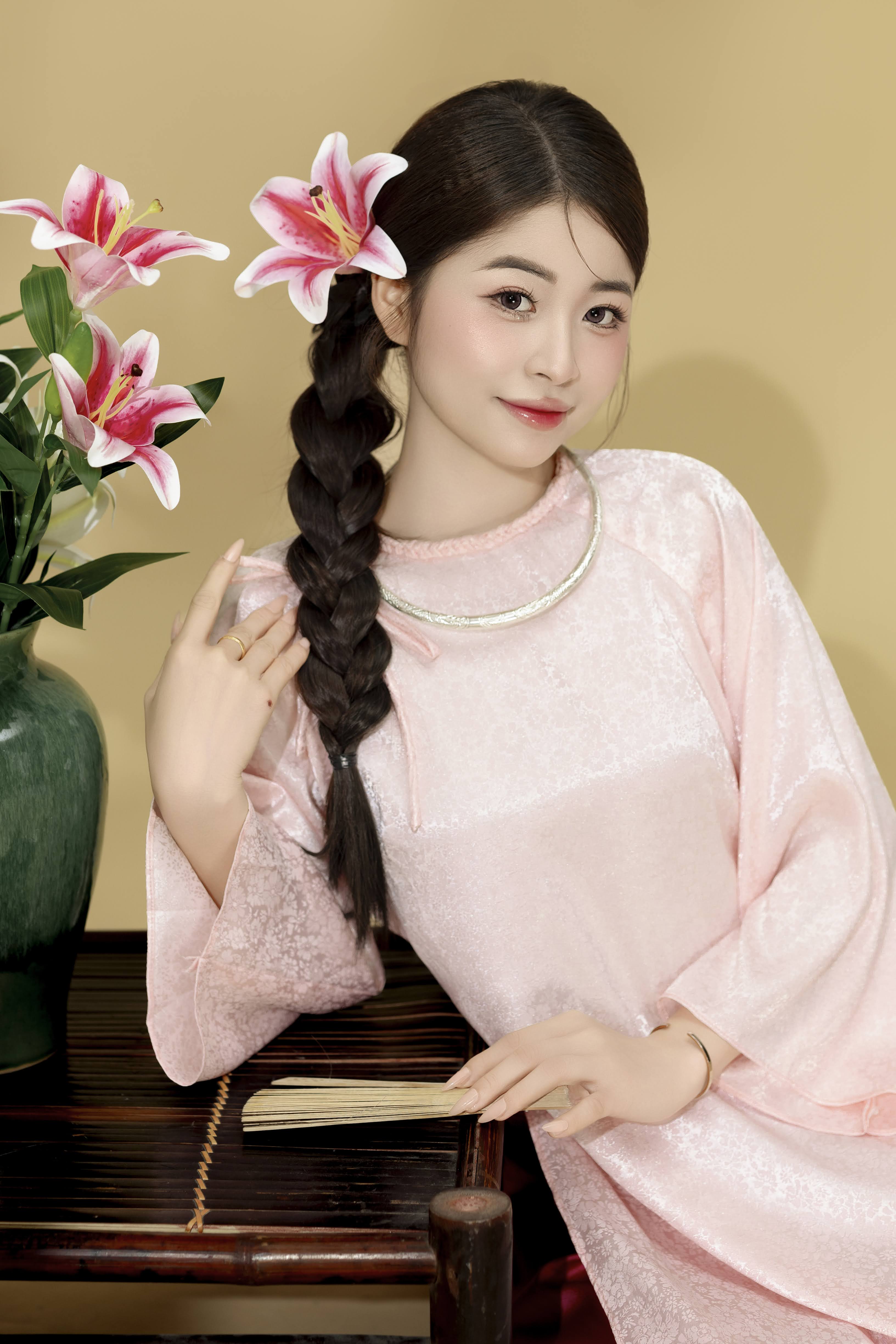 Chụp ảnh beauty cổ trang áo dài hồng hoa ly tại Teddy Studio Hạ Long