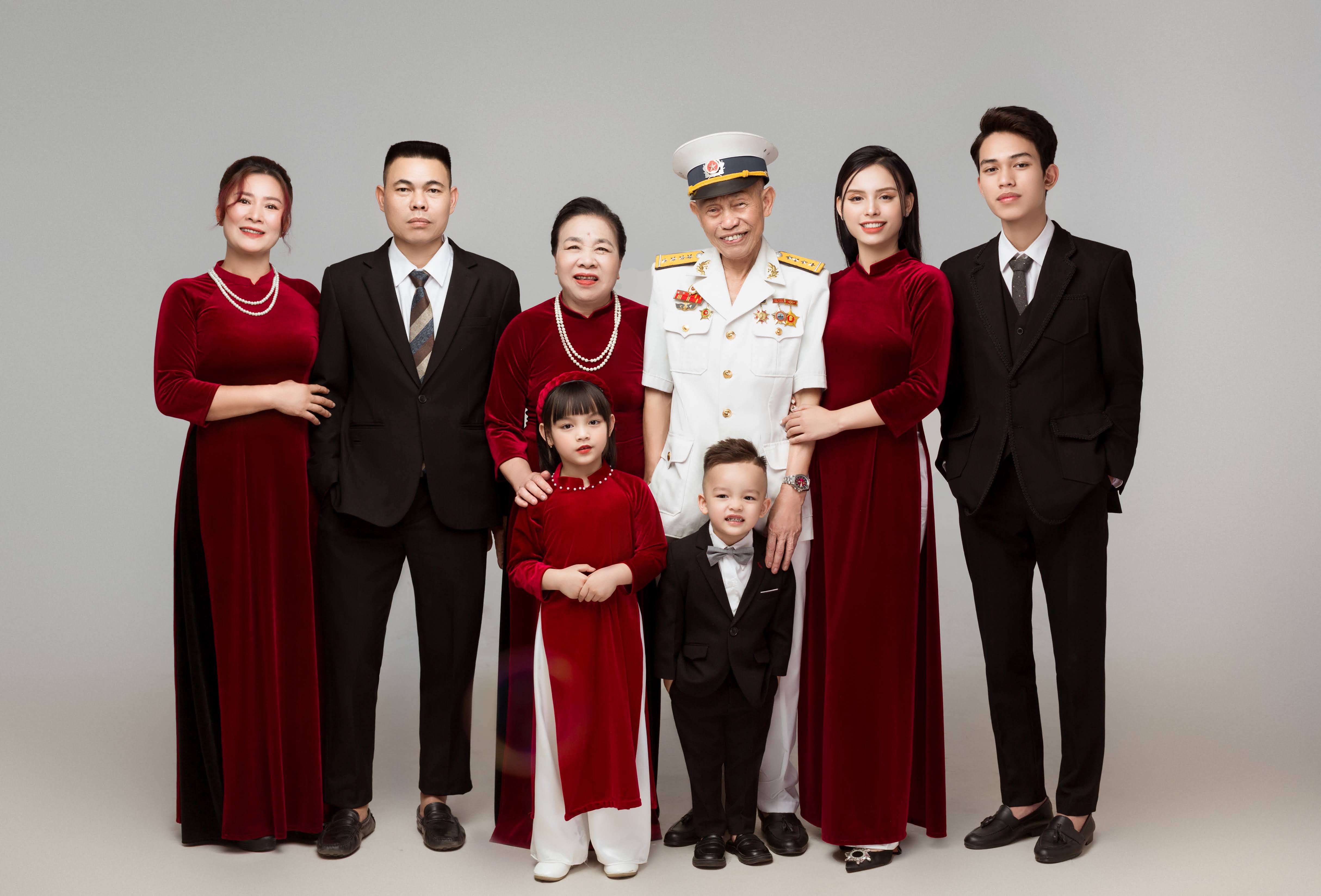 Chụp ảnh đại gia đình 20 người áo dài đỏ sang trọng tại Teddy Studio Hạ Long