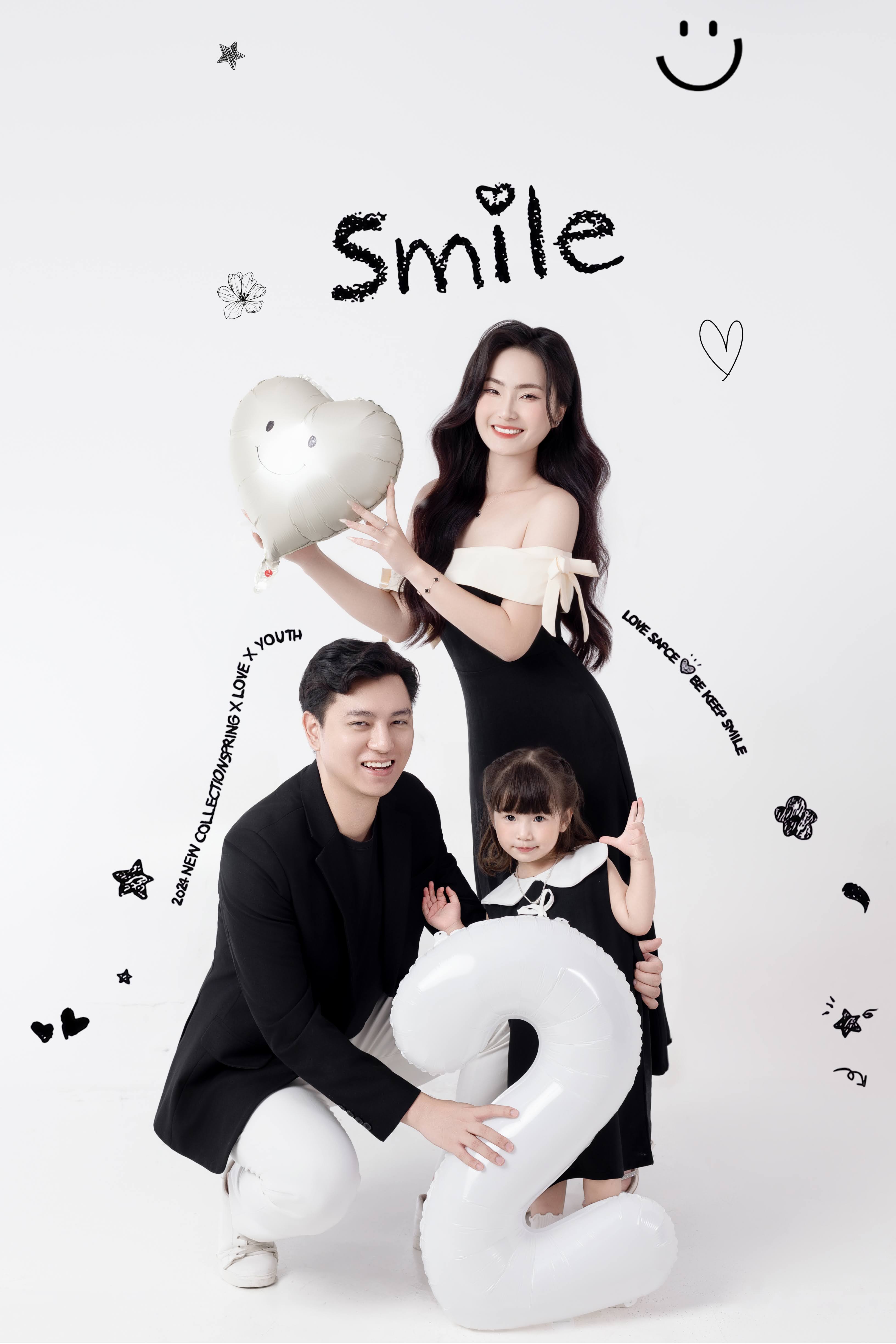 Chụp ảnh gia đình 3 người close-up cảm xúc hôn bé tại Teddy Studio