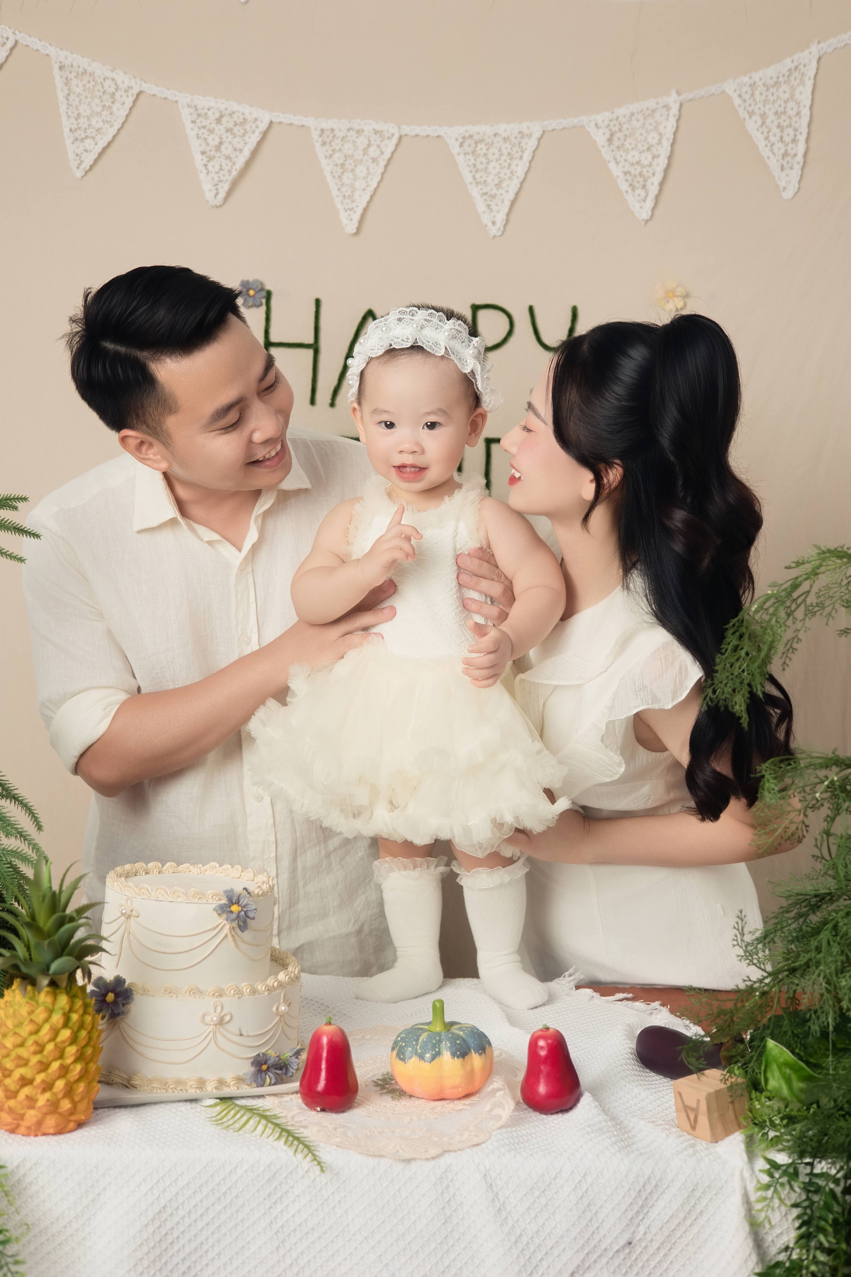 Chụp ảnh gia đình 4 người dark portrait thân mật tại Teddy Studio Hạ Long