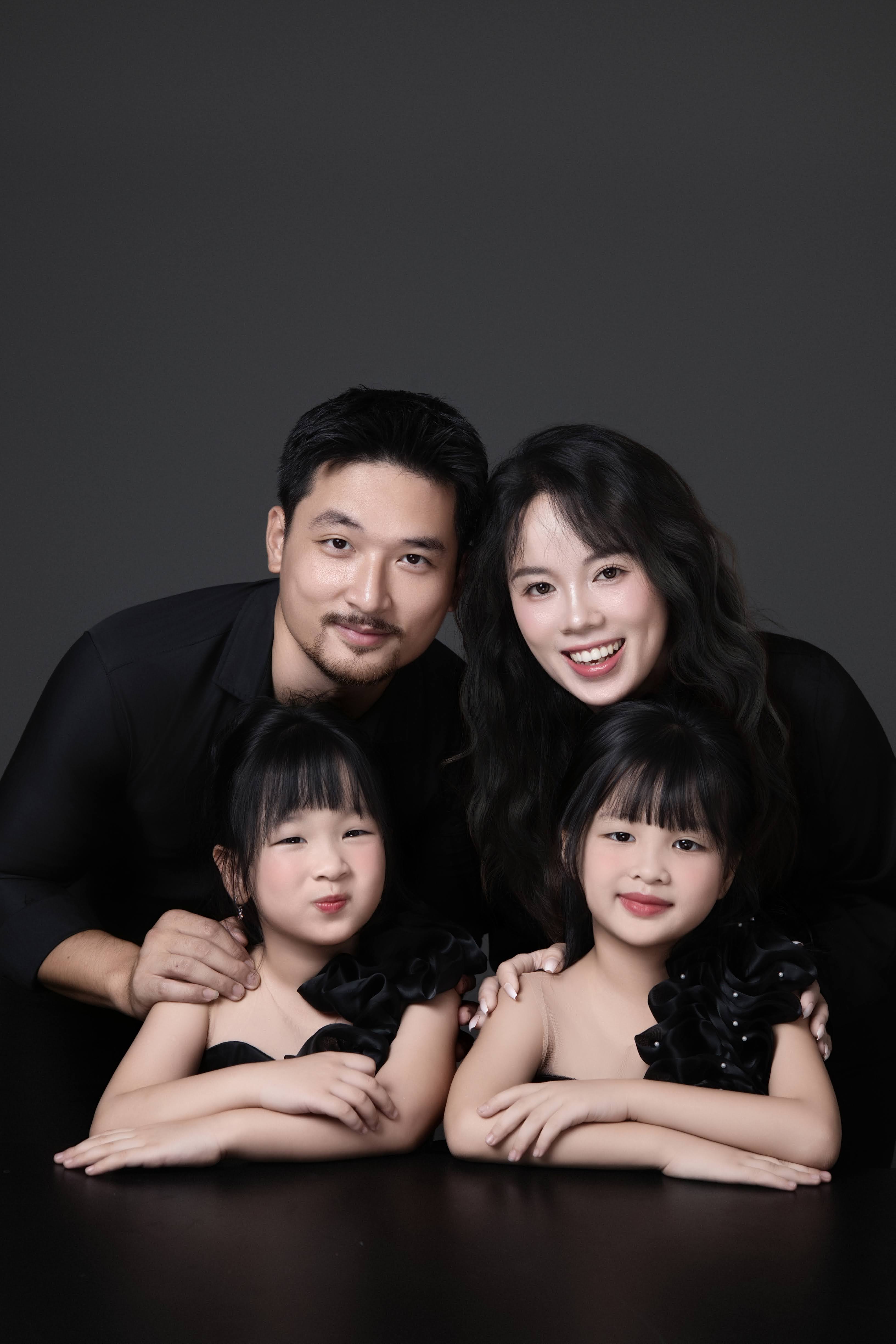 Chụp ảnh gia đình 4 người áo dài đỏ hoa hồng bàn trà tại Teddy Studio