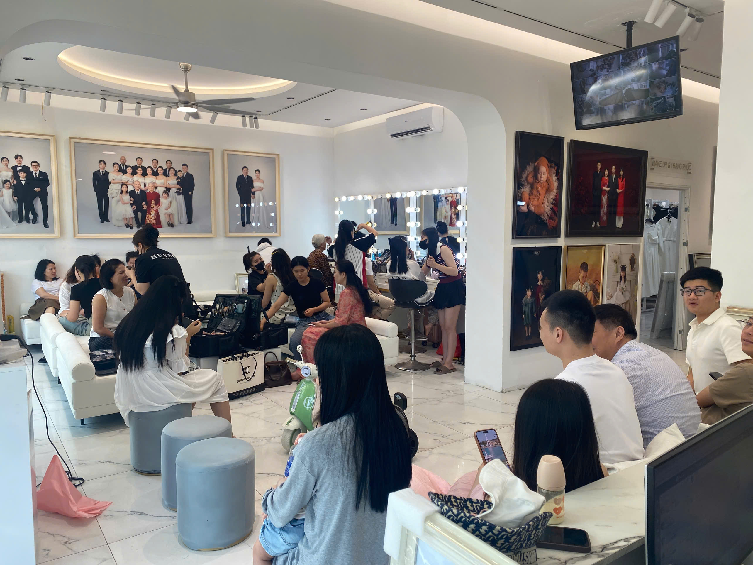 Phòng makeup đông khách tại Teddy Studio